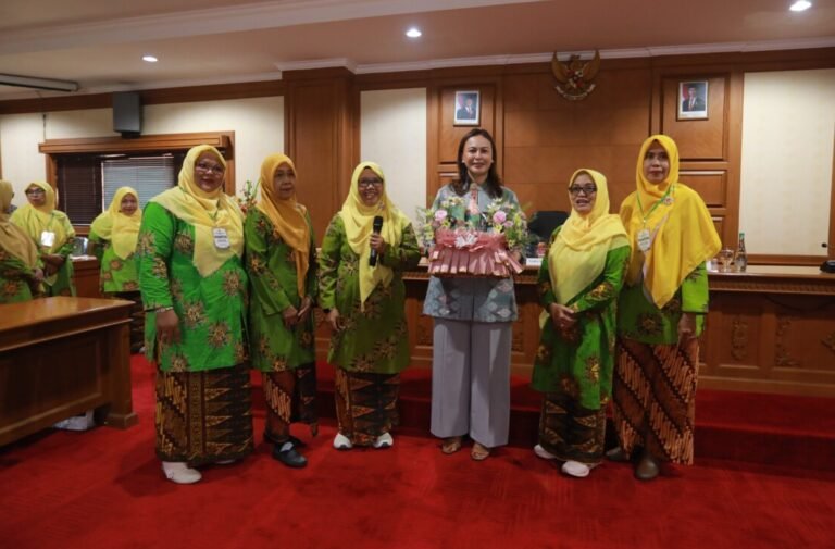 Ketua GOW Kabupaten Badung Nyonya Yunita Alit Sucipta saat kegiatan inklusi Sekolah Lansia Berdaya di Ruang Pertemuan Gosana III Sekretariat DPRD Badung, Minggu (27/9).