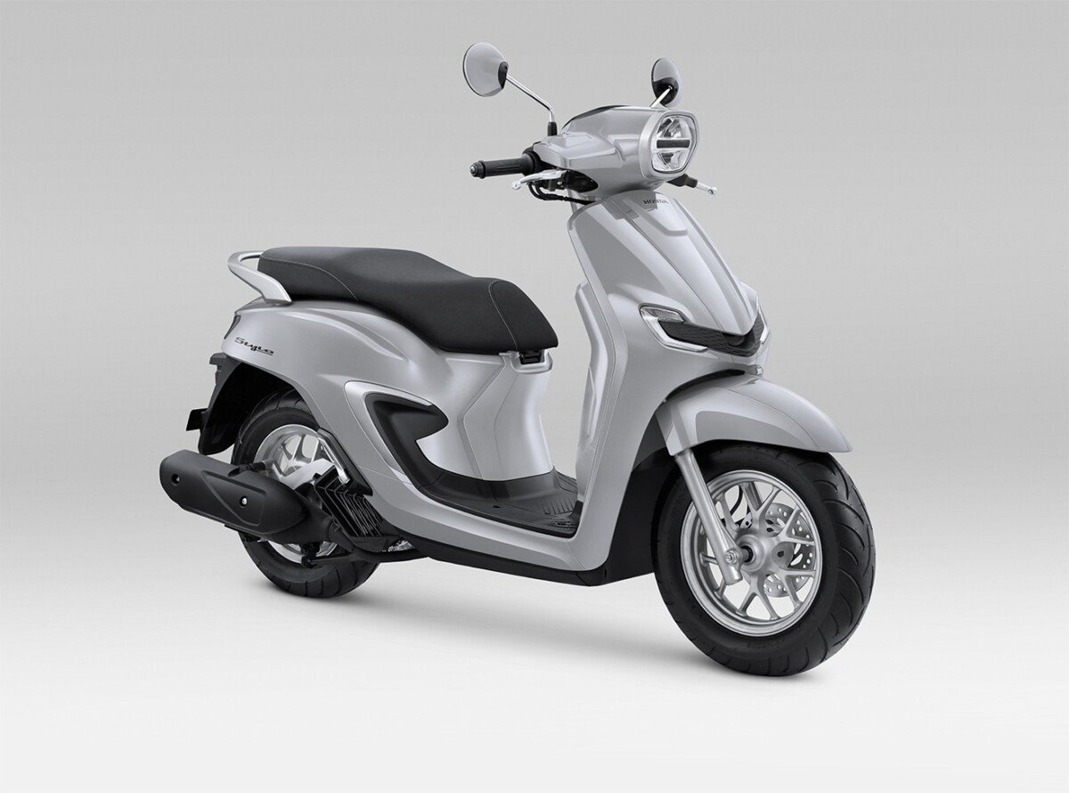 New Honda Stylo 160 hadir dengan warna Glam Grey yang elegan dan fashionable, serta desain retro modern dan mesin 160cc yang bertenaga. New Honda Stylo 160 hadir dengan warna Glam Grey yang elegan dan fashionable, serta desain retro modern dan mesin 160cc yang bertenaga.