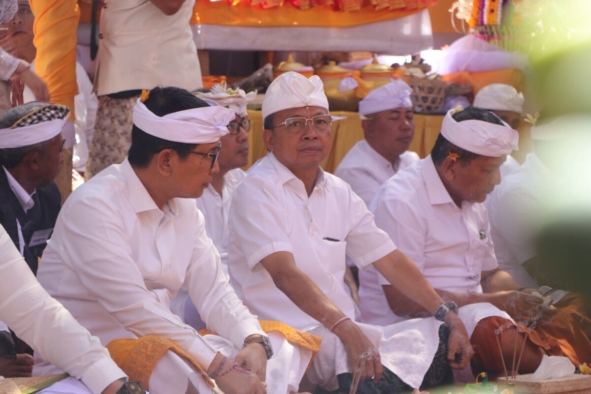 Mulai Kantor hingga Toko, Gubernur Koster Minta Semua Pihak Gunakan Aksara Bali Mulai Kantor hingga Toko, Gubernur Koster Minta Semua Pihak Gunakan Aksara Bali