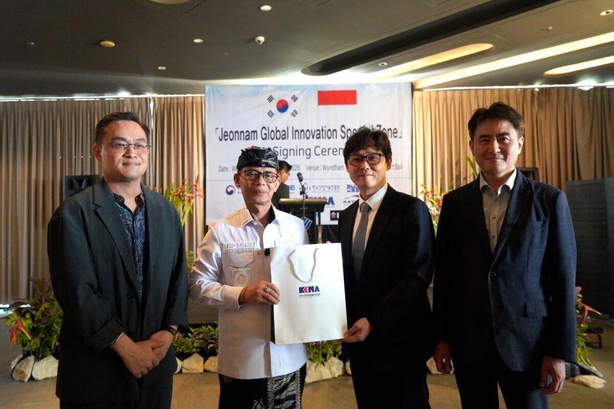 Bupati Klungkung I Made Satria mendukung uji coba kendaraan listrik sebagai langkah mendorong energi bersih dan pariwisata berkelanjutan di Nusa Penida. Bupati Klungkung I Made Satria mendukung uji coba kendaraan listrik sebagai langkah mendorong energi bersih dan pariwisata berkelanjutan di Nusa Penida.