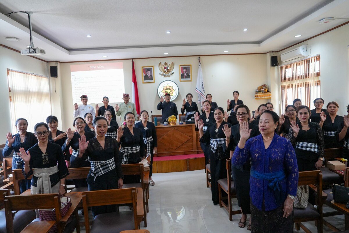 Manggala PAKIS Kabupaten Badung, Nyonya Rasniathi Adi Arnawa hadiri kegiatan Peningkatan Kapasitas Prajuru PAKIS MDA Kabupaten Badung di Ruang Rapat Kantor MDA Kabupaten Badung, Kamis (24/9). Manggala PAKIS Kabupaten Badung, Nyonya Rasniathi Adi Arnawa hadiri kegiatan Peningkatan Kapasitas Prajuru PAKIS MDA Kabupaten Badung di Ruang Rapat Kantor MDA Kabupaten Badung, Kamis (24/9).