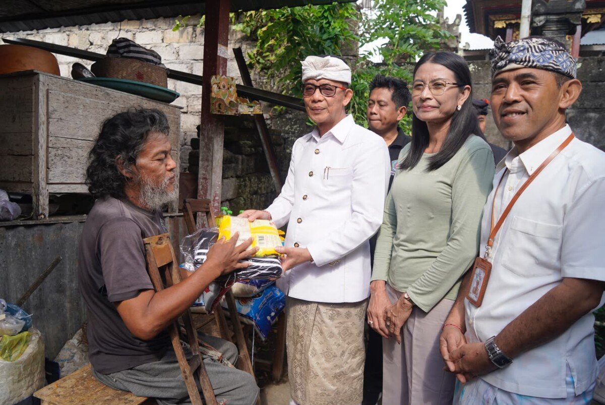 Bupati Klungkung I Made Satria menyerahkan bantuan sosial rutin kepada penyandang disabilitas di tiga kecamatan untuk membantu kebutuhan sehari-hari dan meningkatkan kesejahteraan penerima manfaat.