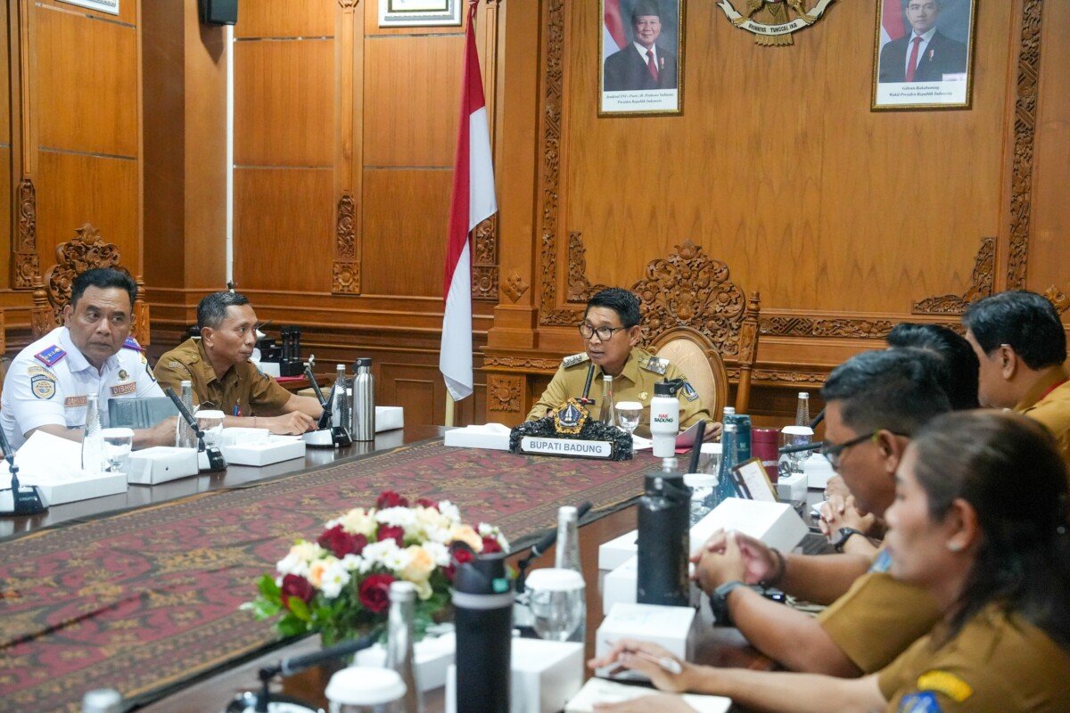 Bupati Wayan Adi Arnawa saat Rapat Koordinasi secara virtual bersama Kementerian Dalam Negeri, Kementerian Keuangan, dan Kementerian PPN/Bappenas, di Puspem Badung, Senin (21/9). Bupati Wayan Adi Arnawa saat Rapat Koordinasi secara virtual bersama Kementerian Dalam Negeri, Kementerian Keuangan, dan Kementerian PPN/Bappenas, di Puspem Badung, Senin (21/9).