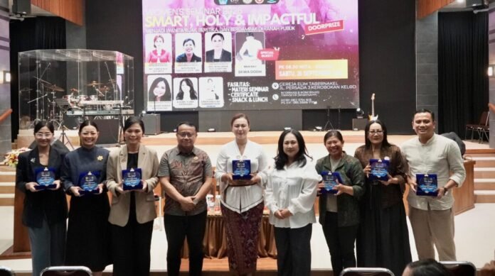 Ketua GOW Kabupaten Badung saat tampil sebagai narasumber utama dalam Women's Seminar 2026 bertema "Smart, Holy & Impactful" di Gereja Elim Tabernakel Kerobokan Kelod, Sabtu (26/9).