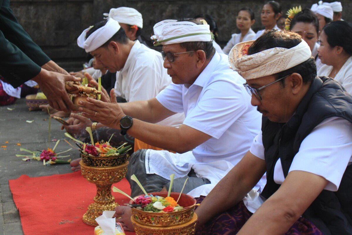 Piodalan Purnama Kapat di Pura Bukit Sinunggal, Bupati Sutjidra Mohon Kerahayuan untuk Masyarakat Buleleng Piodalan Purnama Kapat di Pura Bukit Sinunggal, Bupati Sutjidra Mohon Kerahayuan untuk Masyarakat Buleleng