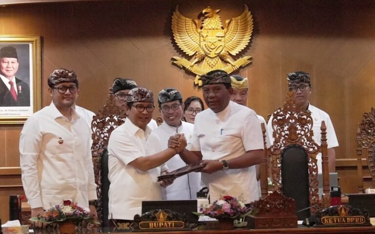 Bupati Wayan Adi Arnawa daan Wabup Bagus Alit Sucipta saat Rapat Paripurna DPRD Kabupaten Badung di Ruang Sidang Utama Gosana, Kantor DPRD Badung, Kamis (3/9).
