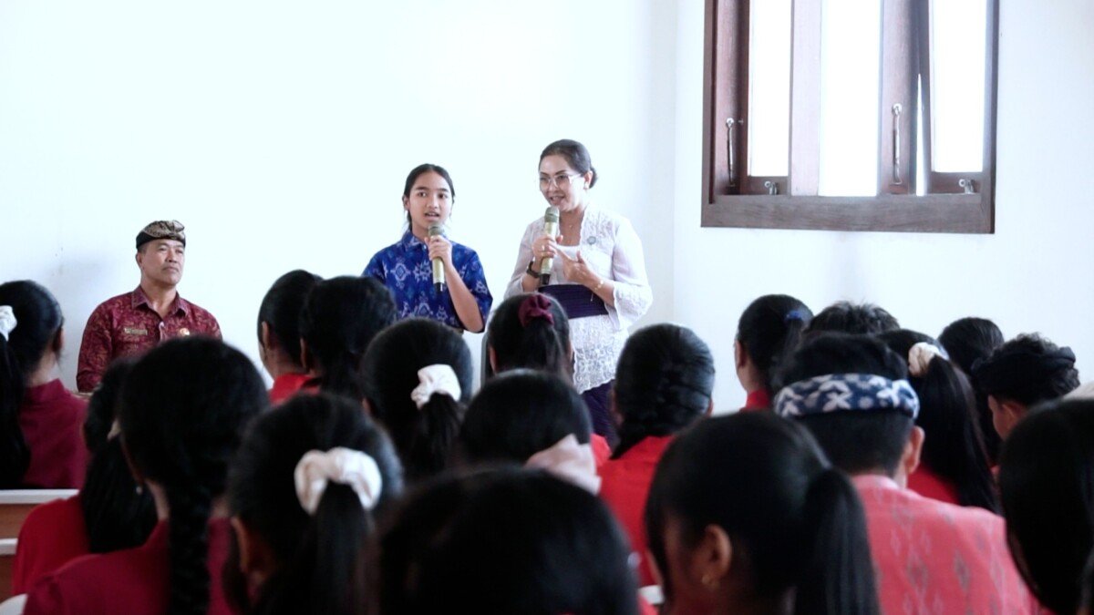 Bunda Anti Narkoba Kabupaten Badung Nyonya Rasniathi Adi Arnawa saat memberikan sosialisasi anti-narkoba di SMP Negeri 4 Kuta Utara, Kamis (17/9).