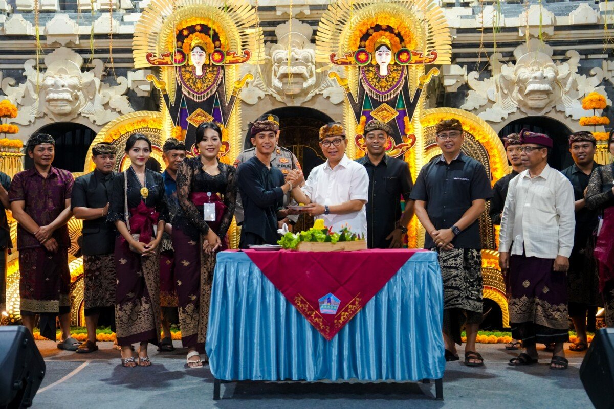 Bupati Adi Arnawa saat menghadiri puncak HUT Ke-47 STT. Widya Dharma, Banjar Sayan Baleran, di Wantilan Pura Puseh Desa Adat Sayan, Desa Werdi Bhuwana, Mengwi, Sabtu (12/9). Bupati Adi Arnawa saat menghadiri puncak HUT Ke-47 STT. Widya Dharma, Banjar Sayan Baleran, di Wantilan Pura Puseh Desa Adat Sayan, Desa Werdi Bhuwana, Mengwi, Sabtu (12/9).