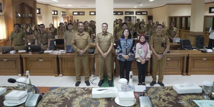 Sekda Surya Suamba membuka Pelatihan Manajemen Sistem Pemerintahan Berbasis Elektronik (SPBE) di Ruang Samasta BKPSDM Kabupaten Badung, Senin (14/9).
