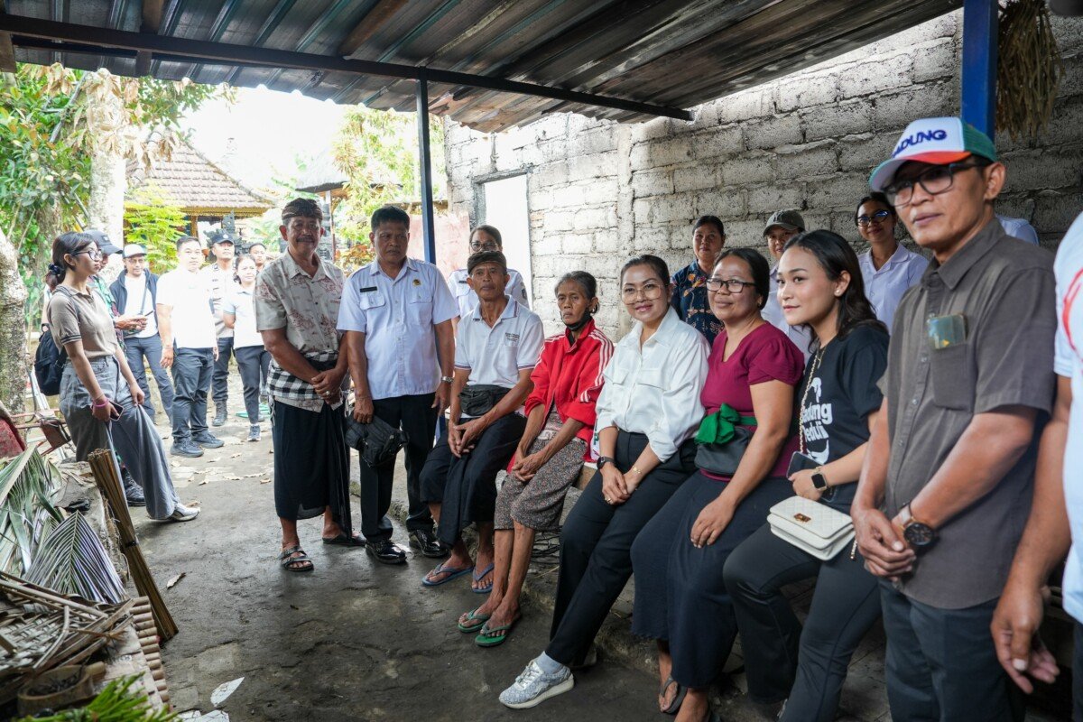 Ketua K3S. Kabupaten Badung, Nyonya Rasniathi Adi Arnawa saat meninjau lokasi sekaligus menyerahkan bantuan kepada warga korban kebakaran di Banjar Trijata, Desa Adat Mambal, Abiansemal, Rabu (9/9). Ketua K3S. Kabupaten Badung, Nyonya Rasniathi Adi Arnawa saat meninjau lokasi sekaligus menyerahkan bantuan kepada warga korban kebakaran di Banjar Trijata, Desa Adat Mambal, Abiansemal, Rabu (9/9).