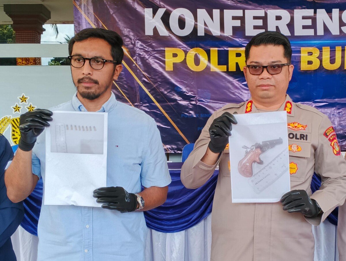 Kasatreskrim Polres Buleleng AKP Alberto Diovant (Kiri) dan Kapolres Buleleng AKBP Ruzi Gusman (kanan) saat menunjukkan foto senjata api rakitan yang diamankan dari terduga pelaku narkotika di Banjar Dinas Tamblingan, Desa Munduk, Kecamatan Banjar, Buleleng.