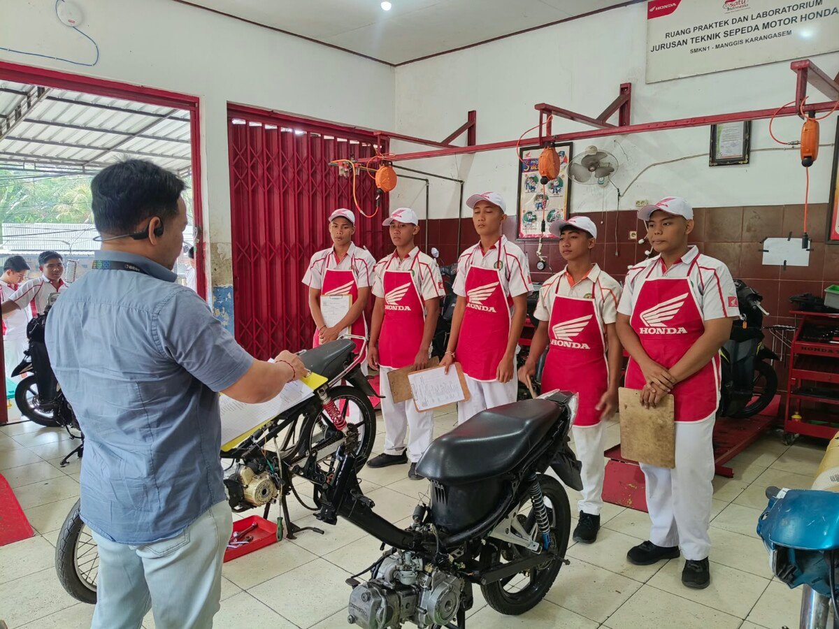 Astra Motor Bali menggelar UKK berstandar industri di SMK N 1 Manggis untuk meningkatkan keterampilan siswa sekaligus mempersiapkan mereka menghadapi dunia kerja otomotif. Astra Motor Bali menggelar UKK berstandar industri di SMK N 1 Manggis untuk meningkatkan keterampilan siswa sekaligus mempersiapkan mereka menghadapi dunia kerja otomotif.