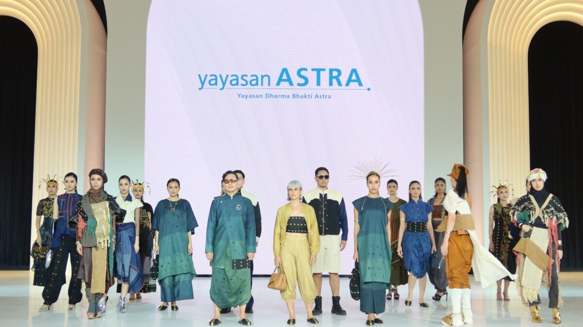 Suasana peragaan busana koleksi Tenun Manggarai Barat oleh 5 UMKM Fashion Binaan Yayasan Astra – YDBA di Fashion Nation 20th Edition, Main Atrium, Senayan City, Jakarta (20/9). Tahun 2026 menjadi tahun ketiga kolaborasi Yayasan Astra – YDBA dan Sparks Fashion Academy (SFA) sejak pelatihan bersama dimulai pada 2024, sedangkan keikutsertaan UMKM Fashion Binaan di Fashion Nation dimulai sejak 2025. Setiap tahun, Yayasan Astra – YDBA membina sekitar 100 UMKM fashion, dan sekitar 25 di antaranya mengikuti program kolaborasi dengan SFA.