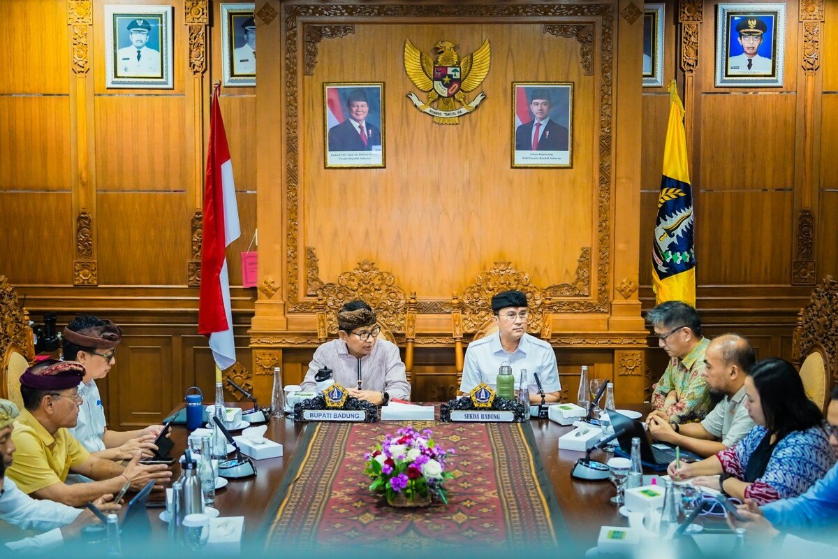 Bupati Wayan Adi Arnawa menerima audiensi PT. Pendar Cahaya Nusantara selaku mitra Shanghai Tunnel Engineering Co. (Singapore) Pte Ltd (STECS) di Puspem Badung, Kamis (24/9).