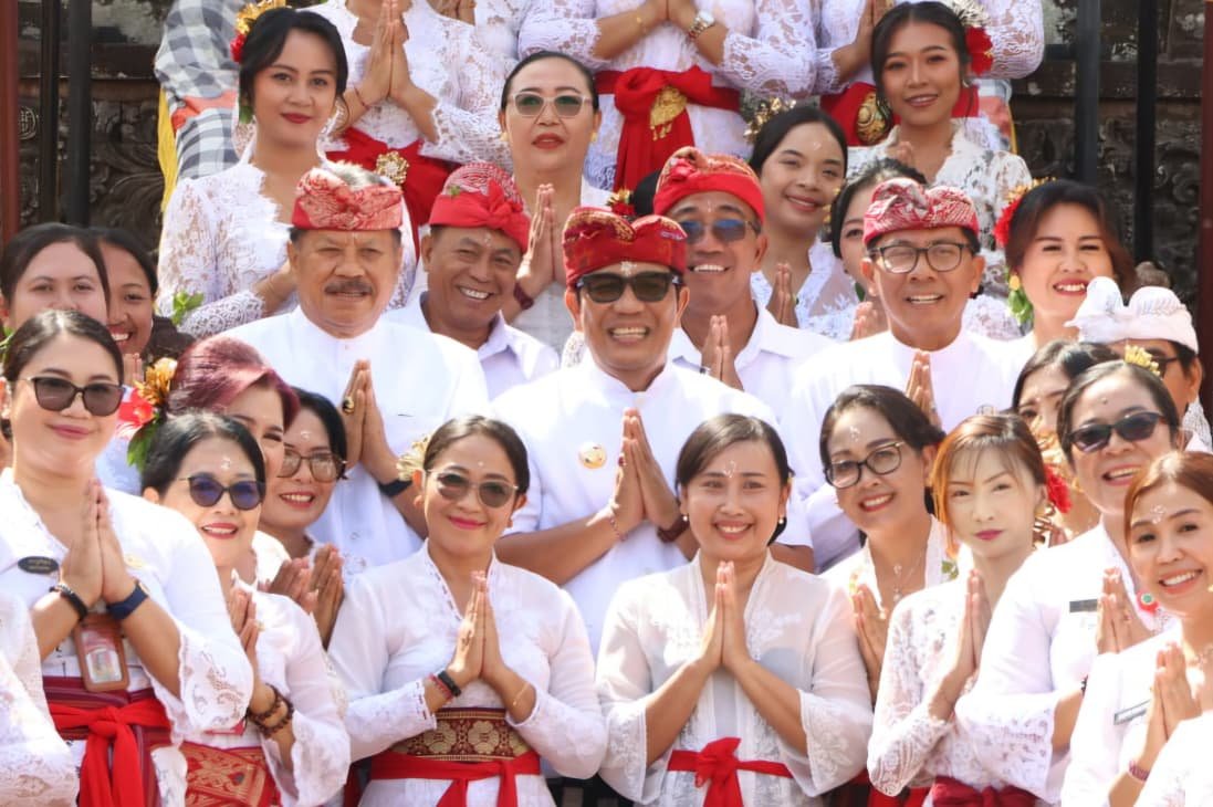Pemkab Tabanan mengikuti Mepeed dan persembahyangan bersama dalam Upacara Pujawali Ring Tri Kahyangan sebagai wujud kebersamaan, gotong royong, dan pelestarian adat budaya. Pemkab Tabanan mengikuti Mepeed dan persembahyangan bersama dalam Upacara Pujawali Ring Tri Kahyangan sebagai wujud kebersamaan, gotong royong, dan pelestarian adat budaya.