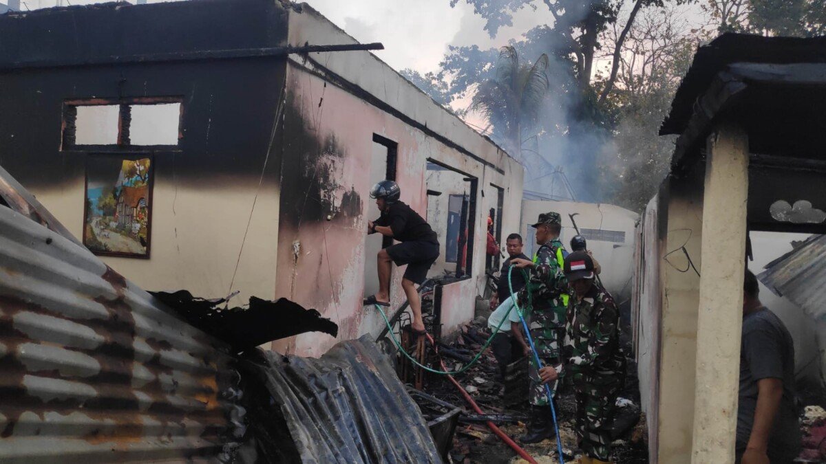 Usai Bakar Sampah, Rumah Pensiunan Guru di Ambengan Ludes Terbakar