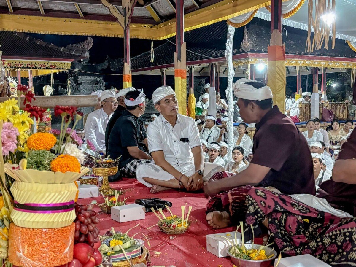 Wabup Supriatna Hadiri Piodalan di Bale Agung Tenaon, Perkuat Silaturahmi dengan Krama Wabup Supriatna Hadiri Piodalan di Bale Agung Tenaon, Perkuat Silaturahmi dengan Krama