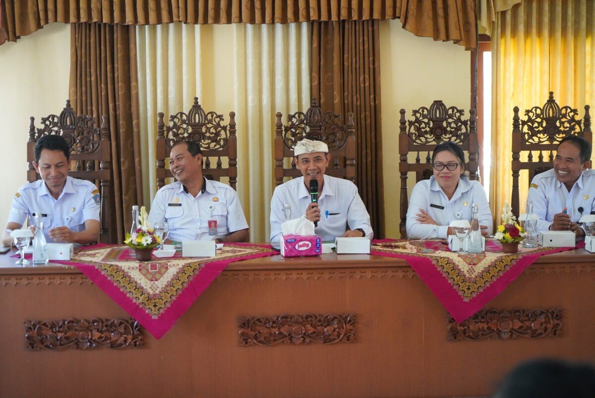 Wabup Tjok Surya mengapresiasi kinerja desa di Banjarangkan dan mendorong peningkatan administrasi, pelayanan digital, serta pengelolaan sampah yang lebih optimal. Wabup Tjok Surya mengapresiasi kinerja desa di Banjarangkan dan mendorong peningkatan administrasi, pelayanan digital, serta pengelolaan sampah yang lebih optimal.
