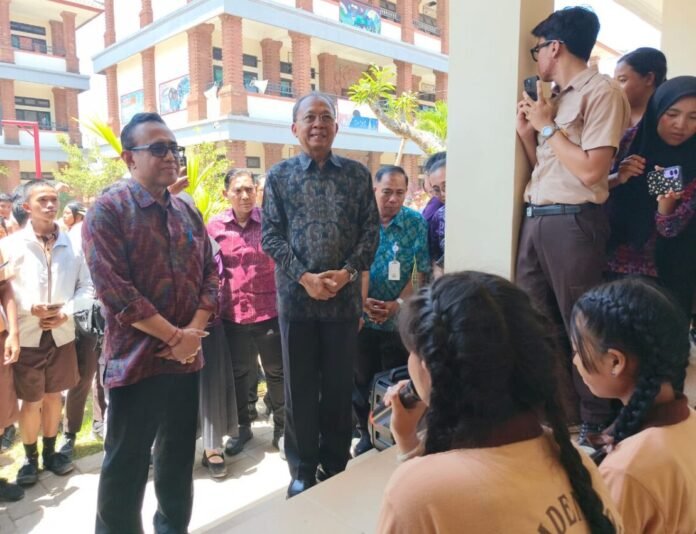 Wali Kota Jaya Negara Hadir Bersama Gubernur Koster di SMPN 13 Denpasar, Siswa Tampilkan Seni dan Budaya Wali Kota Jaya Negara Hadir Bersama Gubernur Koster di SMPN 13 Denpasar, Siswa Tampilkan Seni dan Budaya