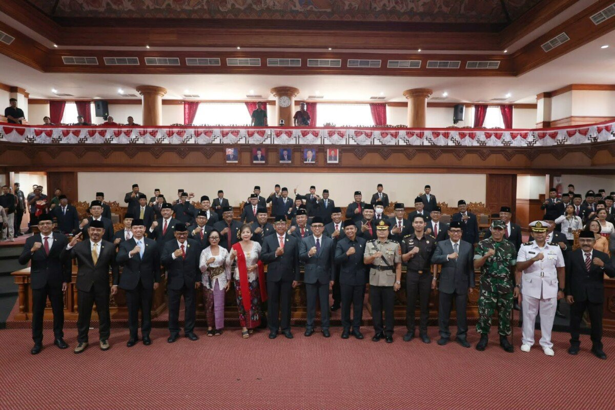 Wali Kota Denpasar Jaya Negara menghadiri pelantikan I Made Westra sebagai PAW Anggota DPRD Kota Denpasar sekaligus berharap dapat menjalankan tugas dengan penuh integritas dan tanggung jawab. Wali Kota Denpasar Jaya Negara menghadiri pelantikan I Made Westra sebagai PAW Anggota DPRD Kota Denpasar sekaligus berharap dapat menjalankan tugas dengan penuh integritas dan tanggung jawab.