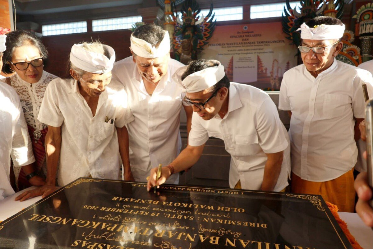 Wali Kota Denpasar Jaya Negara meresmikan Wantilan Banjar Tampakgangsul yang diharapkan dapat memperkuat pelestarian budaya, kebersamaan, dan aktivitas masyarakat setempat.