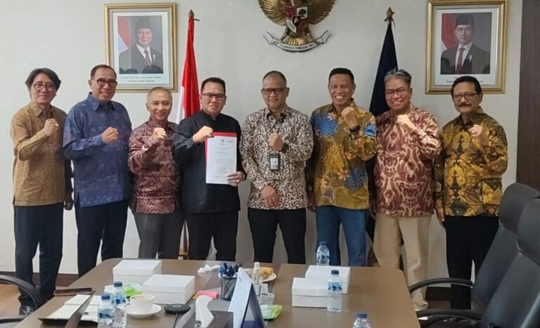 Penyerahan PP tentang Statuta Undiksha sebagai PTN-BH kepada Rektor Undiksha, I Wayan Lasmawan, di Jakarta.