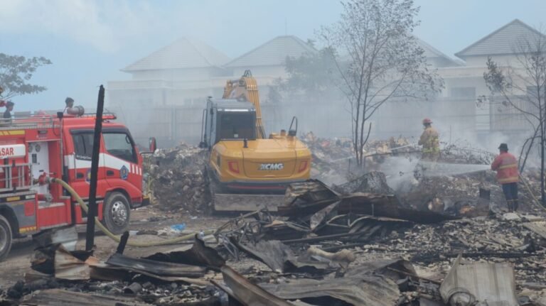 Pemkot Denpasar bergerak cepat menangani warga yang terdampak kebakaran di Jalan Nakula, Desa Pemecutan Klod. Penanganan tidak hanya difokuskan pada proses pemadaman, tetapi juga mencakup pemberian layanan kesehatan, distribusi logistik dan makanan, serta pendampingan psikososial bagi para korban melalui sejumlah OPD terkait.