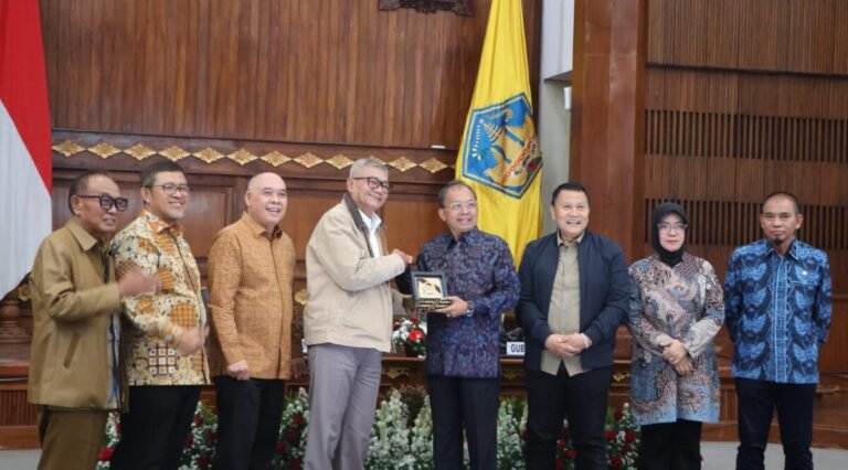 Komisi II DPR RI bersama Gubernur Bali Wayan Koster membahas pengelolaan aset daerah agar lebih optimal, produktif, dan memberi manfaat bagi masyarakat.