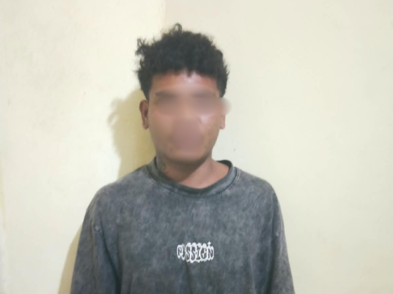 Unit Reskrim Polsek Denpasar Timur (Dentim) mengamankan seorang pemuda berinisial DB (20) setelah ditemukan membawa senjata tajam jenis pisau.