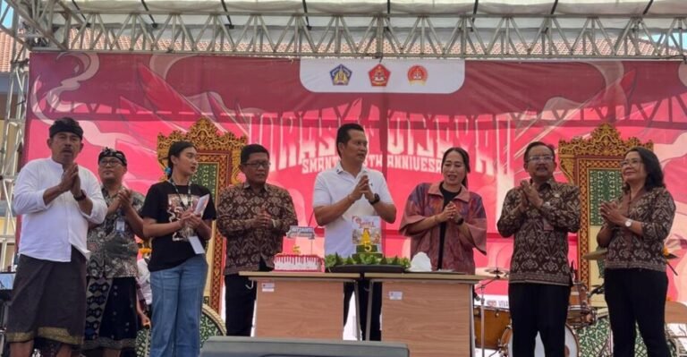 Bupati Jembrana I Made Kembang Hartawan didampingi drg. Ani Setiawarini menghadiri perayaan Hari Ulang Tahun (HUT) ke-V SMA Negeri 3 Negara, Kamis 3 September 2026.