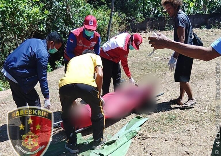 Proses evakuasi jenazah korban JYP yang ditemukan meninggal dunia di pinggir sungai wilayah Banjar Dinas Bunut Panggang, Desa Kaliasem, Kecamatan Banjar, Buleleng.