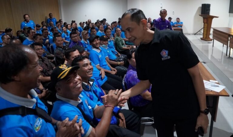 Penguatan kedisiplinan dan integritas menjadi perhatian Wakil Bupati Klungkung Tjokorda Gede Surya Putra saat bertemu dengan para petugas pengelola Pasar Semarapura, Pasar Galiran, dan Pasar Kusamba.