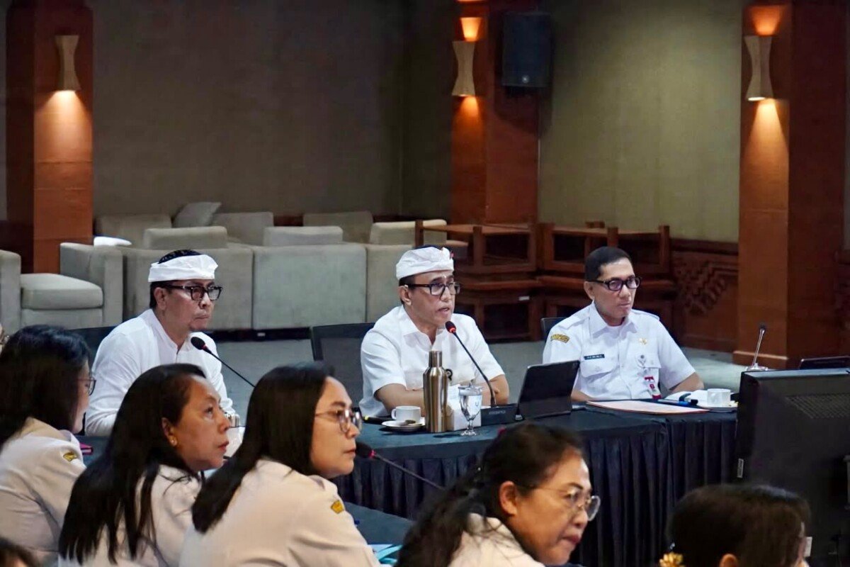 Wali Kota Denpasar IGN Jaya Negara memimpin rapat koordinasi untuk mengevaluasi capaian pembangunan dan memperkuat sinergi perangkat daerah dalam meningkatkan pelayanan kepada masyarakat. Wali Kota Denpasar IGN Jaya Negara memimpin rapat koordinasi untuk mengevaluasi capaian pembangunan dan memperkuat sinergi perangkat daerah dalam meningkatkan pelayanan kepada masyarakat.