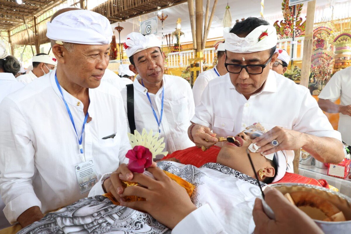 Wali Kota Denpasar, I Gusti Ngurah Jaya Negara, bersama Wakil Walikota Denpasar I Kadek Agus Arya Wibawa menghadiri Karya Atma Wedana dan Mapandes Kinambulan di Pemelisan Desa Adat Sesetan, Rabu (9/9), Wali Kota Denpasar, I Gusti Ngurah Jaya Negara, bersama Wakil Walikota Denpasar I Kadek Agus Arya Wibawa menghadiri Karya Atma Wedana dan Mapandes Kinambulan di Pemelisan Desa Adat Sesetan, Rabu (9/9),