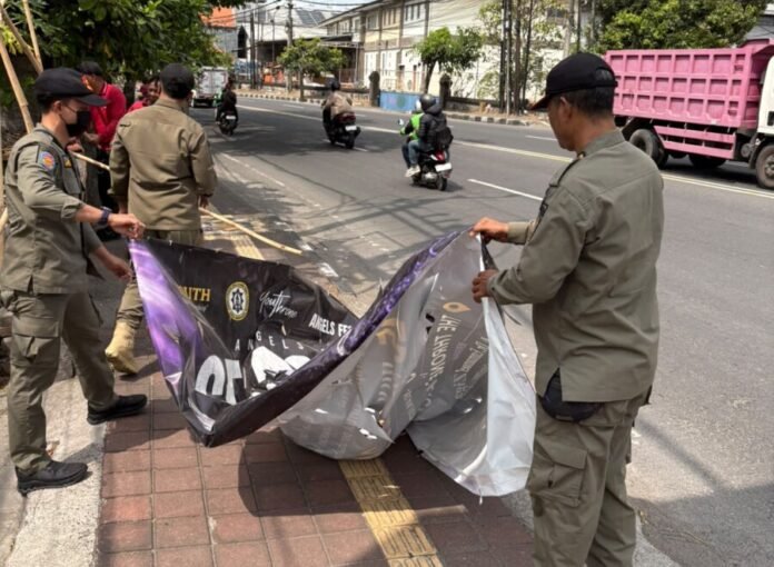 Satpol PP Kota Denpasar menertibkan media promosi dan pedagang yang menggunakan fasilitas umum untuk menjaga ketertiban, kenyamanan, serta fungsi ruang publik bagi masyarakat. Satpol PP Kota Denpasar menertibkan media promosi dan pedagang yang menggunakan fasilitas umum untuk menjaga ketertiban, kenyamanan, serta fungsi ruang publik bagi masyarakat.