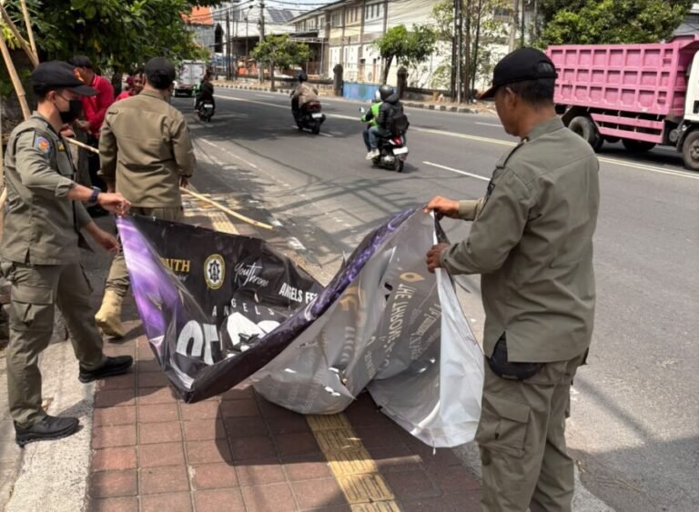 Satpol PP Kota Denpasar menertibkan media promosi dan pedagang yang menggunakan fasilitas umum untuk menjaga ketertiban, kenyamanan, serta fungsi ruang publik bagi masyarakat.