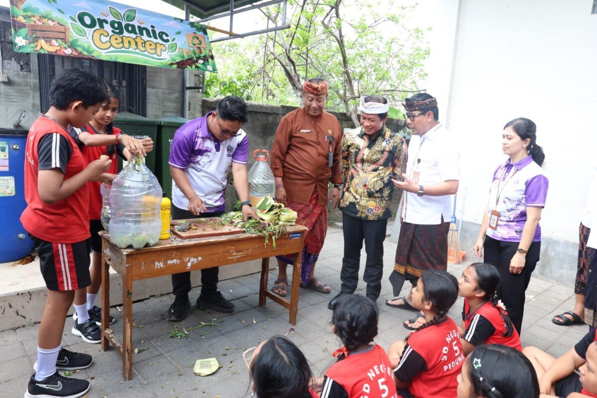 Wawali Denpasar Arya Wibawa mendampingi Wamenko Pangan meninjau Bank Sampah Gema Pelita sekaligus memperkuat edukasi pengelolaan sampah sejak dini di lingkungan sekolah. Wawali Denpasar Arya Wibawa mendampingi Wamenko Pangan meninjau Bank Sampah Gema Pelita sekaligus memperkuat edukasi pengelolaan sampah sejak dini di lingkungan sekolah.