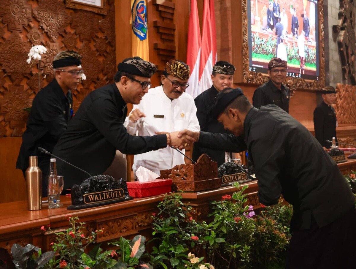 Wali Kota Denpasar Jaya Negara menyampaikan rancangan perubahan APBD 2026 dan APBD 2027 dengan fokus pada efektivitas anggaran dan keberlanjutan pembangunan Kota Denpasar. Wali Kota Denpasar Jaya Negara menyampaikan rancangan perubahan APBD 2026 dan APBD 2027 dengan fokus pada efektivitas anggaran dan keberlanjutan pembangunan Kota Denpasar.