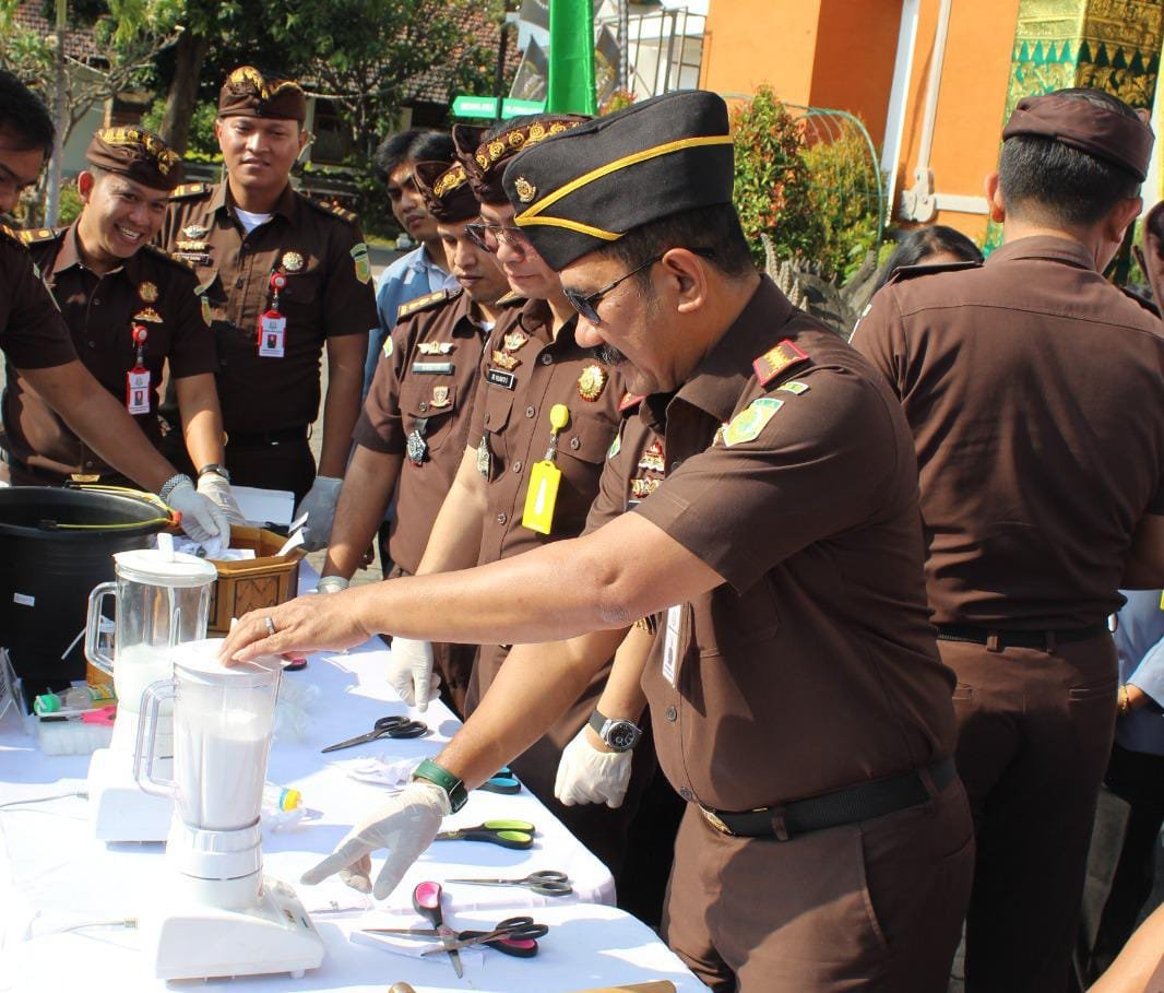 Proses pemusnahan barang bukti dari 35 perkara tindak pidana umum yang telah berkekuatan hukum tetap, bertempat di Kantor Kejari Buleleng. Proses pemusnahan barang bukti dari 35 perkara tindak pidana umum yang telah berkekuatan hukum tetap, bertempat di Kantor Kejari Buleleng.