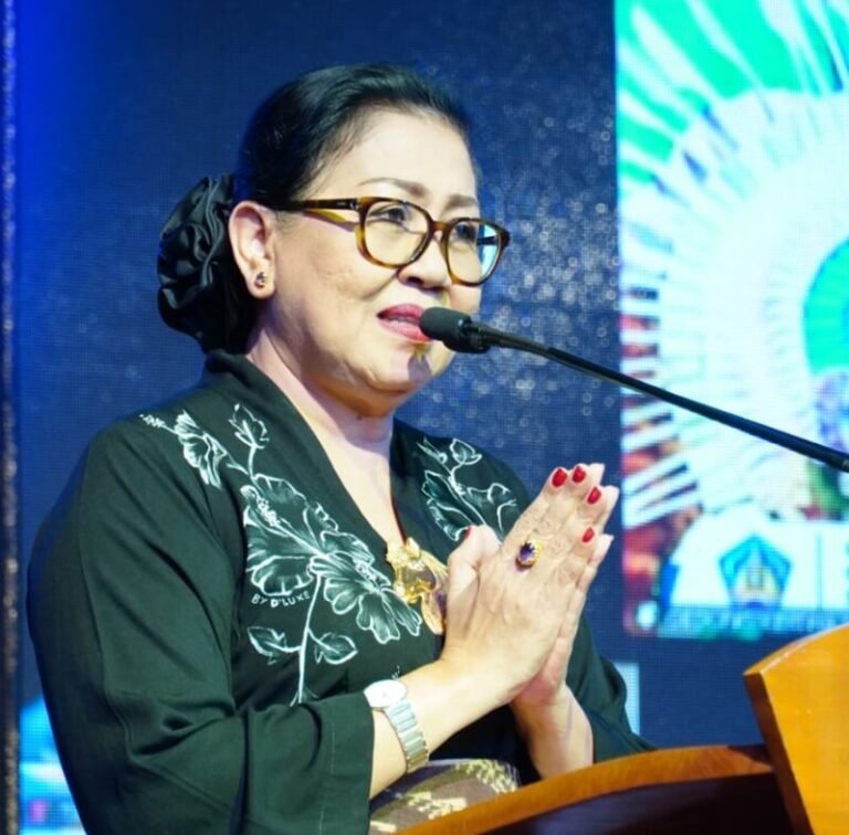Pelestarian bahasa, aksara, dan sastra Bali menjadi perhatian Ketua TP PKK Provinsi Bali, Putri Suastini Koster. Ia mendorong masyarakat, khususnya generasi muda, untuk tidak hanya mempelajari, tetapi juga menggunakan dan meneruskan warisan budaya tersebut kepada generasi berikutnya.
