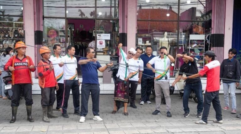 Sebagai tindak lanjut atas arahan Bupati Badung dalam mempercantik dan menata kawasan wilayah Badung, Dinas Pekerjaan Umum dan Penataan Ruang (PUPR) Kabupaten Badung melalui Bidang Bina Marga melakukan penataan utilitas dengan membersihkan serta memangkas kabel-kabel yang berada di sepanjang ruas Jalan Simpang Mengwi–Simpang Abiansemal, Jumat 11 September 2026.