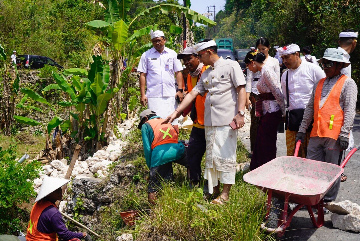 Bupati Klungkung I Made Satria melanjutkan agenda dengan meninjau langsung proyek perbaikan senderan pada ruas jalan Pertigaan Limo–Batukandik, Kecamatan Nusa Penida, Jumat 11 September 2026.