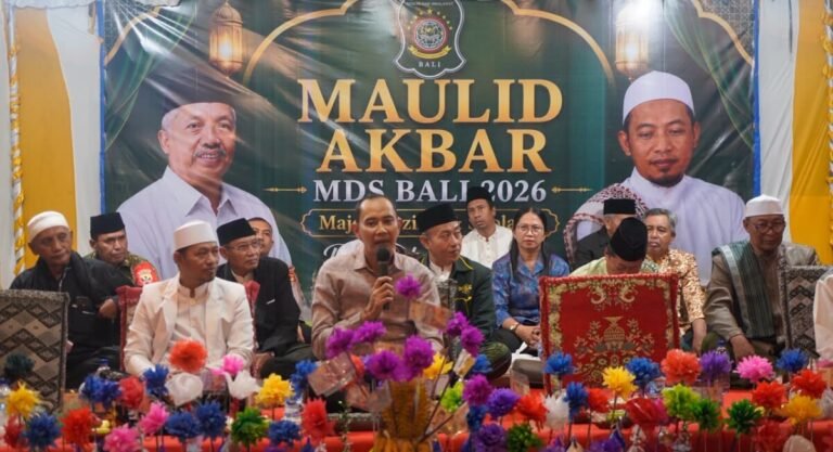 Wakil Bupati Klungkung Tjokorda Gde Surya Putra turut hadir dalam Maulid Akbar Majelis Dzikir dan Sholawat (MDS) Rahmatan Lil 'Alamin II Tahun 2026 yang berlangsung di Banjar Losan, Desa Takmung, Kecamatan Banjarangkan, Jumat malam 11 September 2026.
