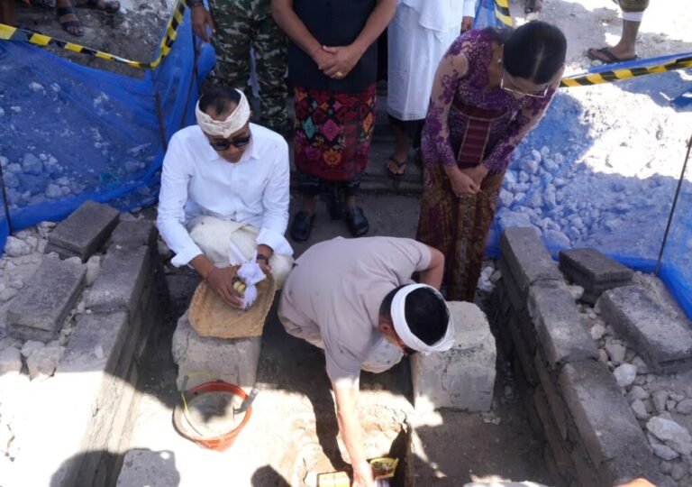 Bupati Klungkung I Made Satria didampingi Wakil Bupati Klungkung Tjokorda Gde Surya Putra resmi memulai pembangunan Pasar Mentigi melalui prosesi peletakan batu pertama (groundbreaking) di Desa Batununggul, Kecamatan Nusa Penida, Kabupaten Klungkung, Sabtu 12 September 2026.