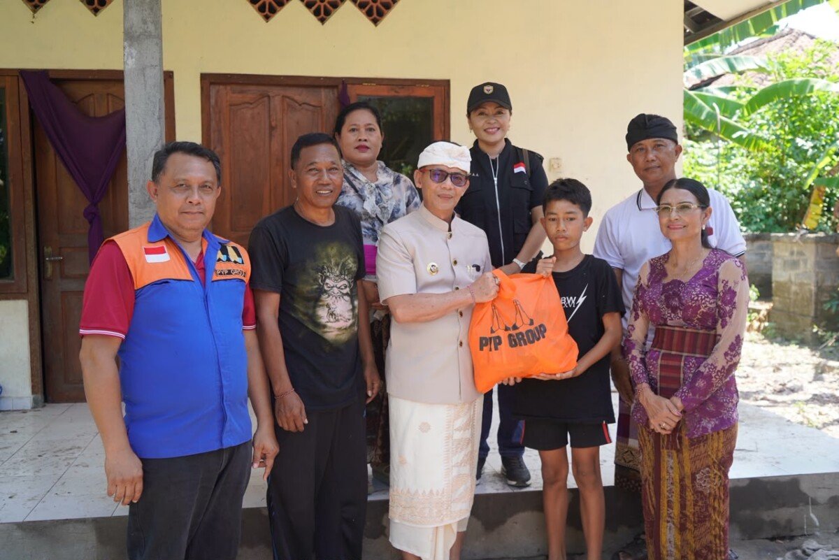 Bupati Klungkung I Made Satria bersama Eva Satria dan Anggota PYP Group menyerahkan paket sembako serta bantuan biaya pendidikan senilai Rp1.600.000 kepada anak yatim piatu.