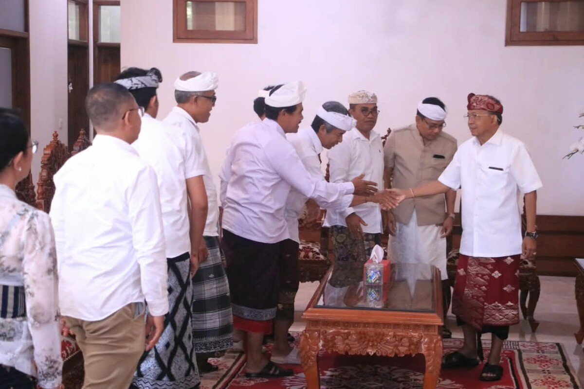 Gubernur Bali Wayan Koster bertemu dengan jajaran Perhimpunan Dokter Hewan Indonesia (PDHI) Cabang Bali dalam agenda audiensi yang berlangsung di Jayasabha, Denpasar, Jumat 11 September 2026.