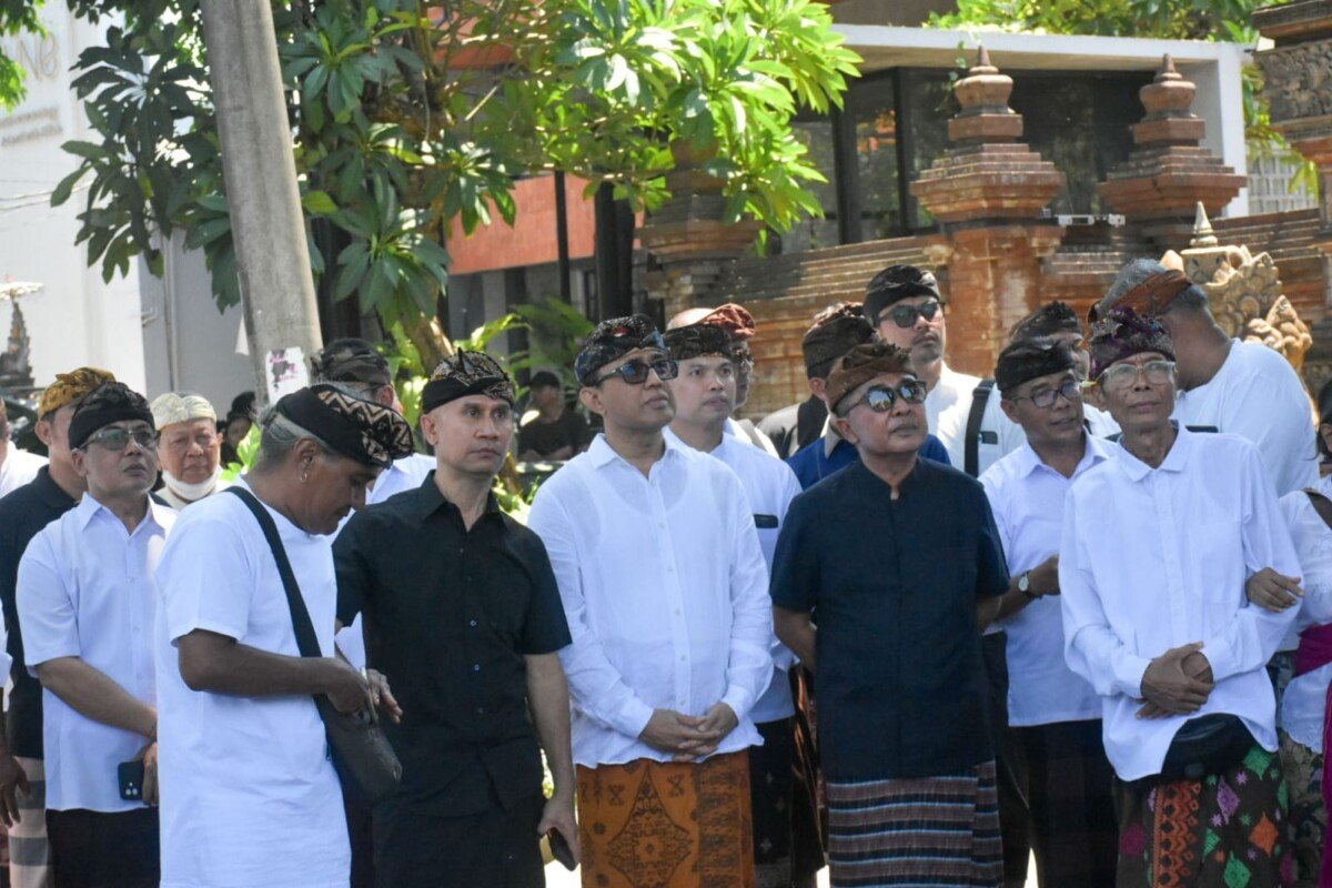 Wali Kota Denpasar, I Gusti Ngurah Jaya Negara saat menghadiri Puncak Karya Pelebon I Gusti Ayu Badri, istri Gubernur Bali periode 1978–1988, Prof. Dr. Ida Bagus Mantra, sekaligus ibunda Anggota DPD RI Perwakilan Bali, Ida Bagus Rai Dharmawijaya Mantra, pada Redite Pon Wuku Prangbakat, Minggu (13/9). Wali Kota Denpasar, I Gusti Ngurah Jaya Negara saat menghadiri Puncak Karya Pelebon I Gusti Ayu Badri, istri Gubernur Bali periode 1978–1988, Prof. Dr. Ida Bagus Mantra, sekaligus ibunda Anggota DPD RI Perwakilan Bali, Ida Bagus Rai Dharmawijaya Mantra, pada Redite Pon Wuku Prangbakat, Minggu (13/9).