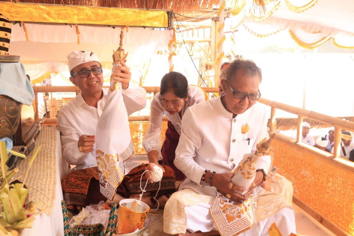 Wali Kota Denpasar, I Gusti Ngurah Jaya Negara saat mengikuti prosesi Ngajum di Karya Pitra Yadnya dan Atma Wedana Desa Adat Serangan, di Lapangan Wayan Bulit Serangan, Minggu (13/9). Wali Kota Denpasar, I Gusti Ngurah Jaya Negara saat mengikuti prosesi Ngajum di Karya Pitra Yadnya dan Atma Wedana Desa Adat Serangan, di Lapangan Wayan Bulit Serangan, Minggu (13/9).