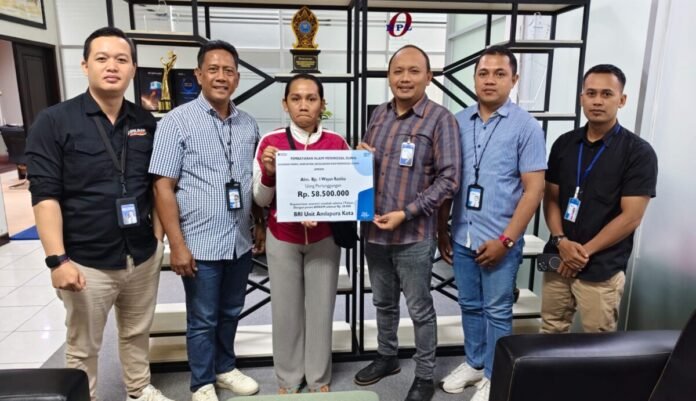 BRI Amlapura Serahkan Simbolisasi Klaim Meninggal Dunia Kecelakaan Nasabah AMKKM BRILife BRI Amlapura Serahkan Simbolisasi Klaim Meninggal Dunia Kecelakaan Nasabah AMKKM BRILife