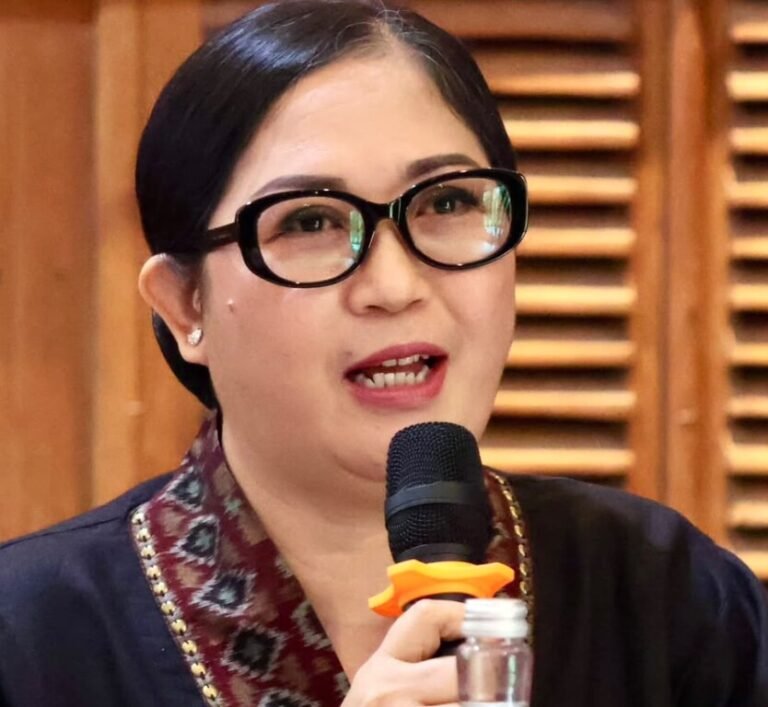 Bunda Rai menghadiri bimtek Dekranasda Tabanan bagi 80 pelaku IKM untuk meningkatkan daya saing produk melalui desain kemasan dan legalitas usaha, sekaligus mendorong perluasan pasar.
